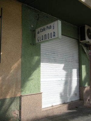 Denuncian la ocupación de un local en Adra «que ni pagan ni tiene licencia»