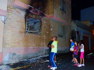 Regresan a sus domicilios los vecinos desalojados en el incendio de Adra