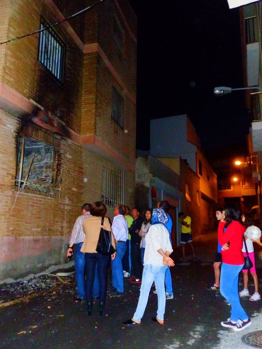 Adra 'arropa' a una familia numerosa que perdió su hogar en un incendio