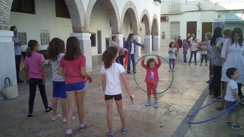 Dalías rescata la rayuela, la comba y el 'hula hoop'