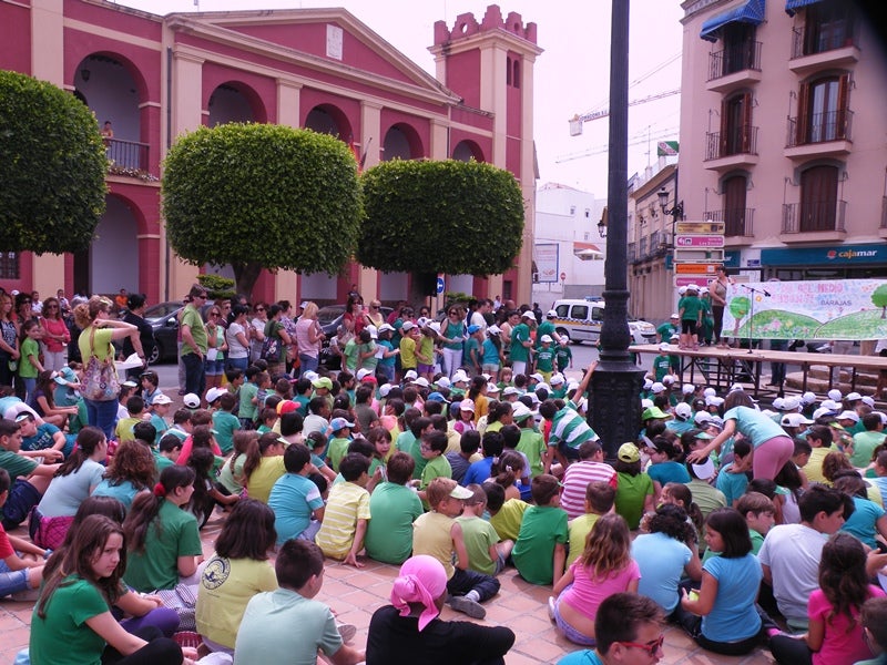 Los escolares 'pintan' de verde las calles virgitanas