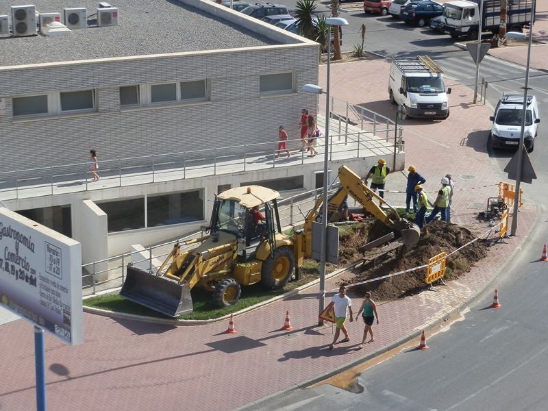 Técnicos de Sevillana trabajan contrarreloj  para reparar el fallo que provocó el apagón