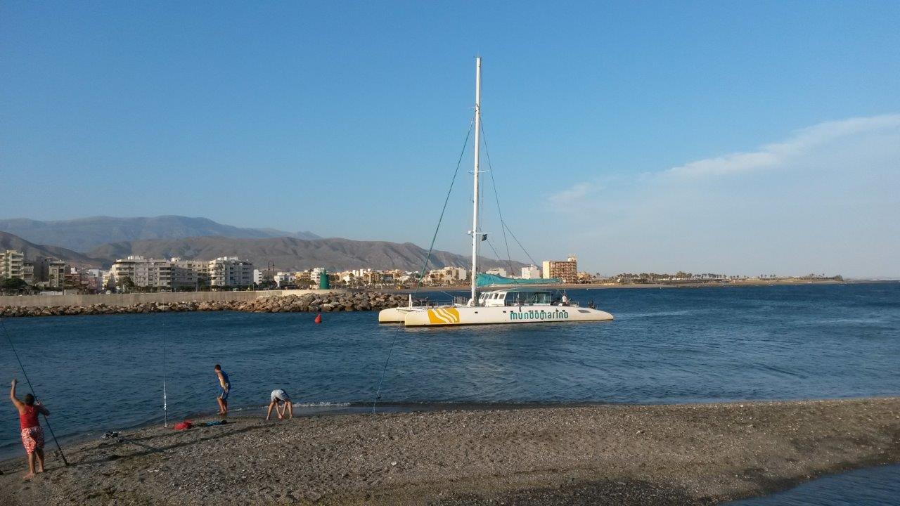 Encalla un catamarán en el Puerto de Adra