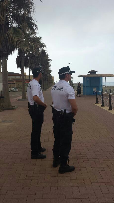 Adra refuerza la presencia policial en las playas para hacer cumplir las ordenanzas