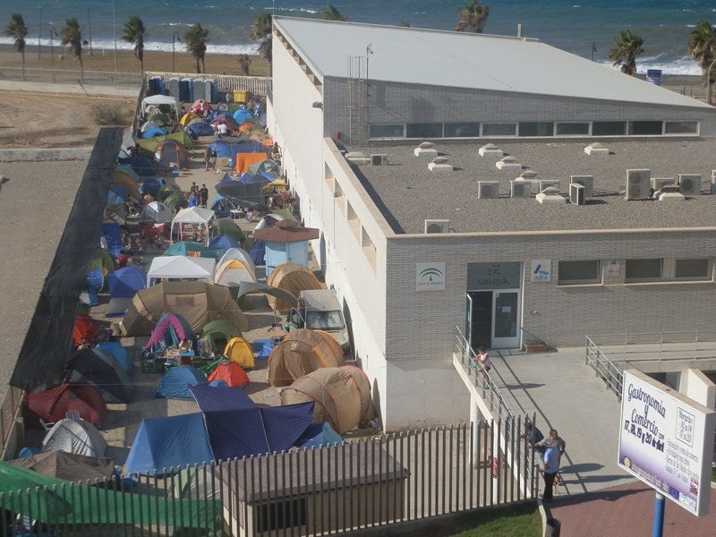 Cientos de personas acampan en  Adra para disfrutar del festival de rock