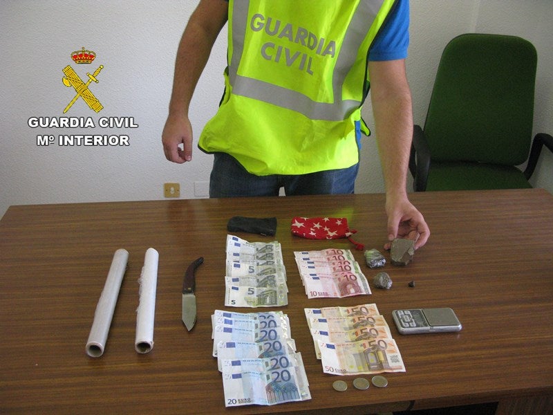 La Guardia Civil desmantela un punto de venta de hachís en Adra