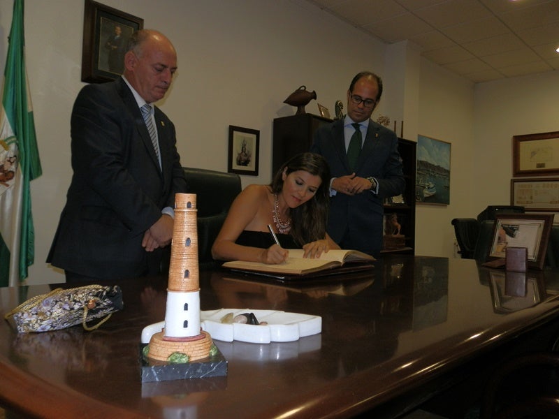 La actriz Marta Solaz ‘interpreta’ un pregón cargado de recuerdos de su infancia en Adra