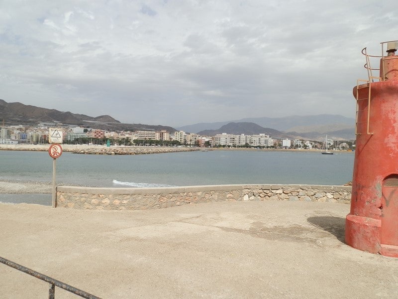Encalla un velero en la bocana del Puerto de Adra que sigue a la espera de su dragado
