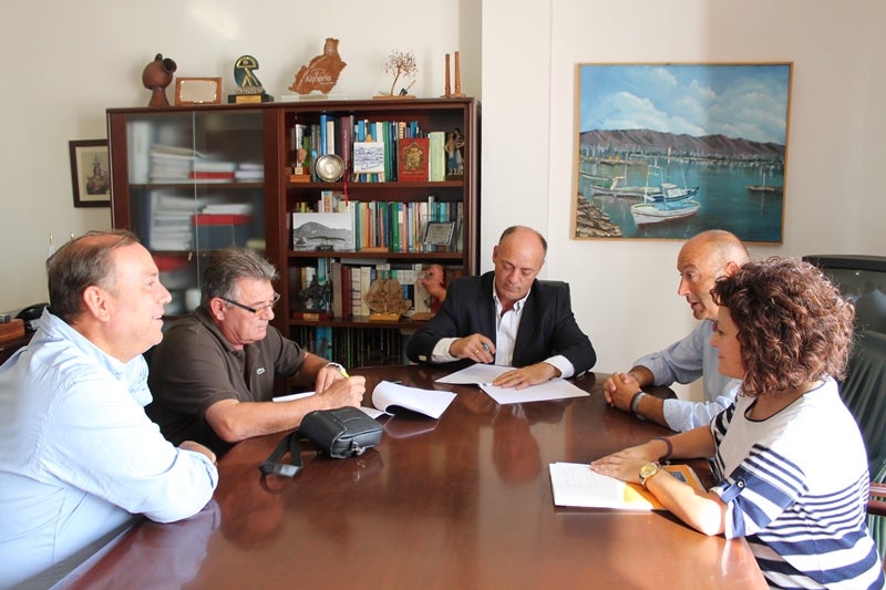 Adra ofrece clases gratuitas de vela a casi un centenar de niños mayores de siete años