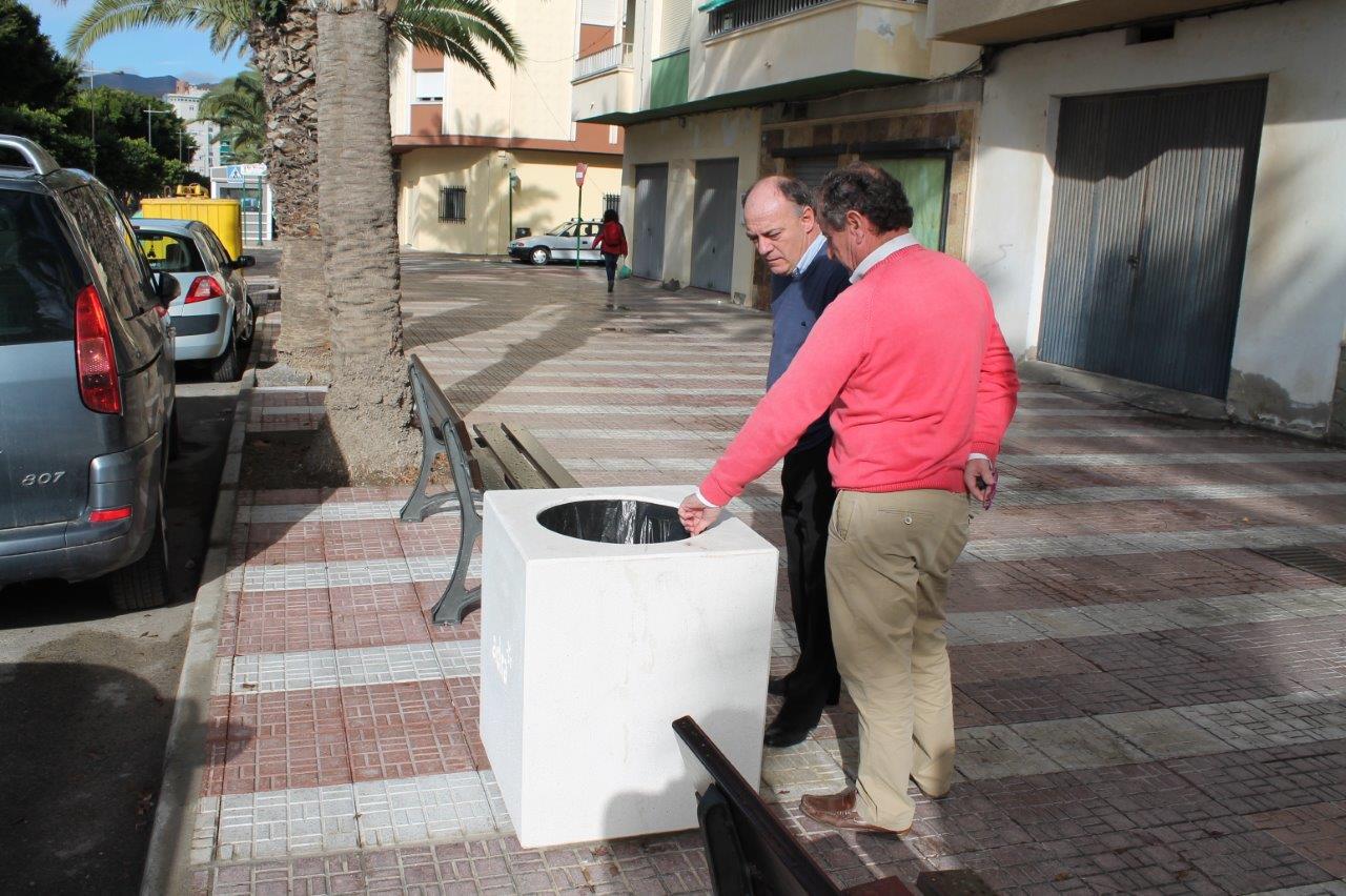 La calle Paseo Marítimo renueva su aspecto con bancos, papeleras y más aceras