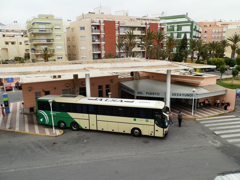 Adra recupera el uso del apeadero de la estación de autobuses tras ‘lavar su cara’