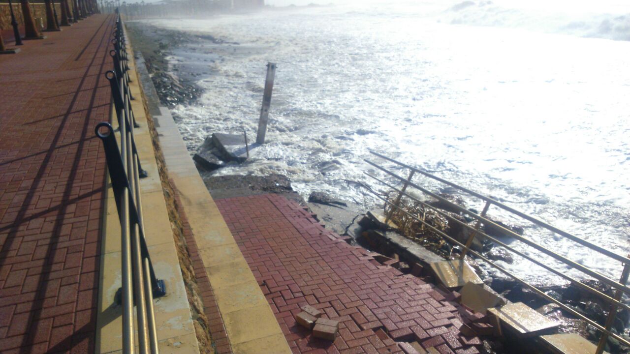 El viento causa cuantiosos desperfectos en Adra