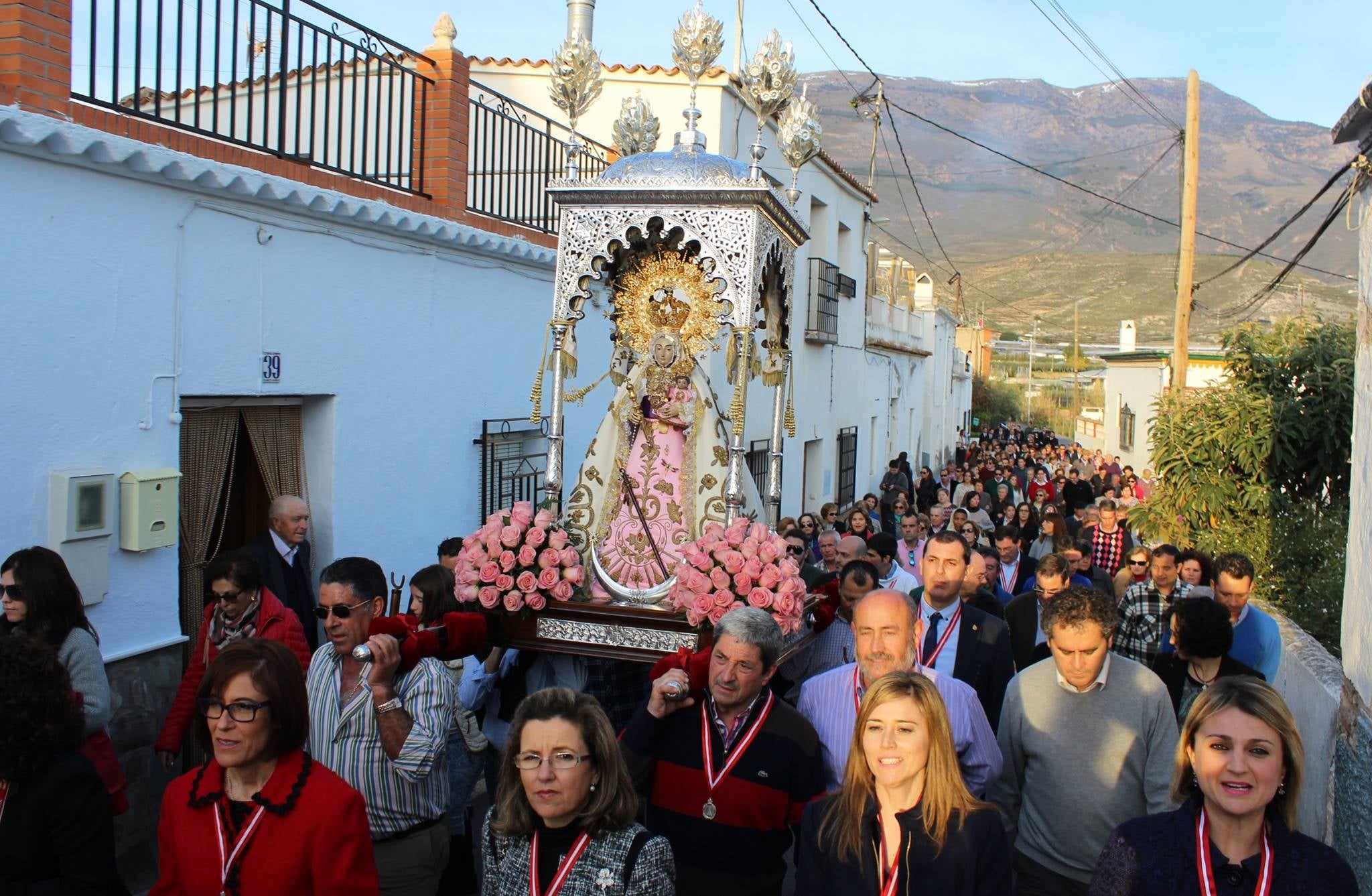 Berja arropa a su patrona en la tradicional ‘bajada’