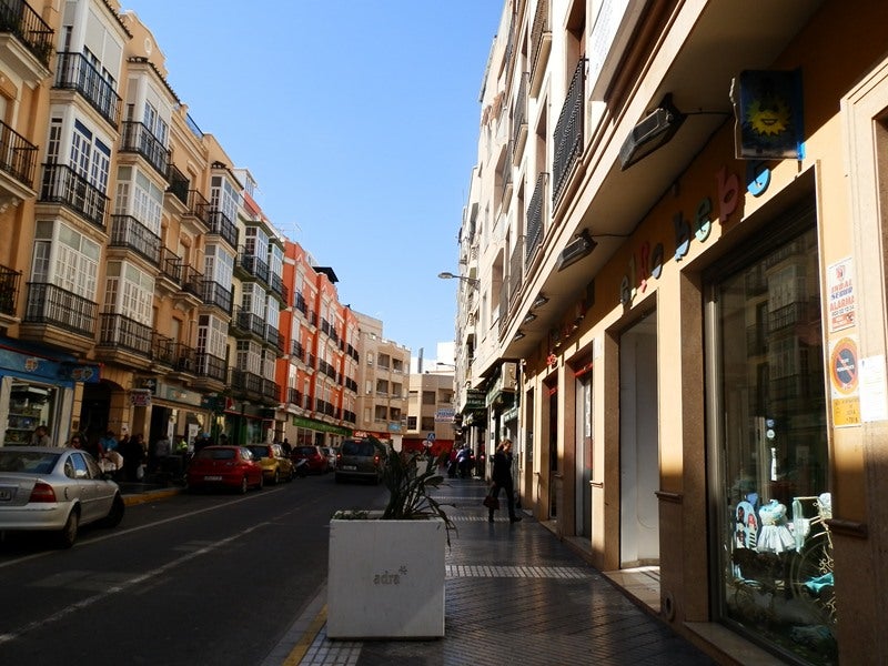 El comercio tradicional se reinventa en Adra y ‘cuelga’ sus ofertas en una aplicación móvil