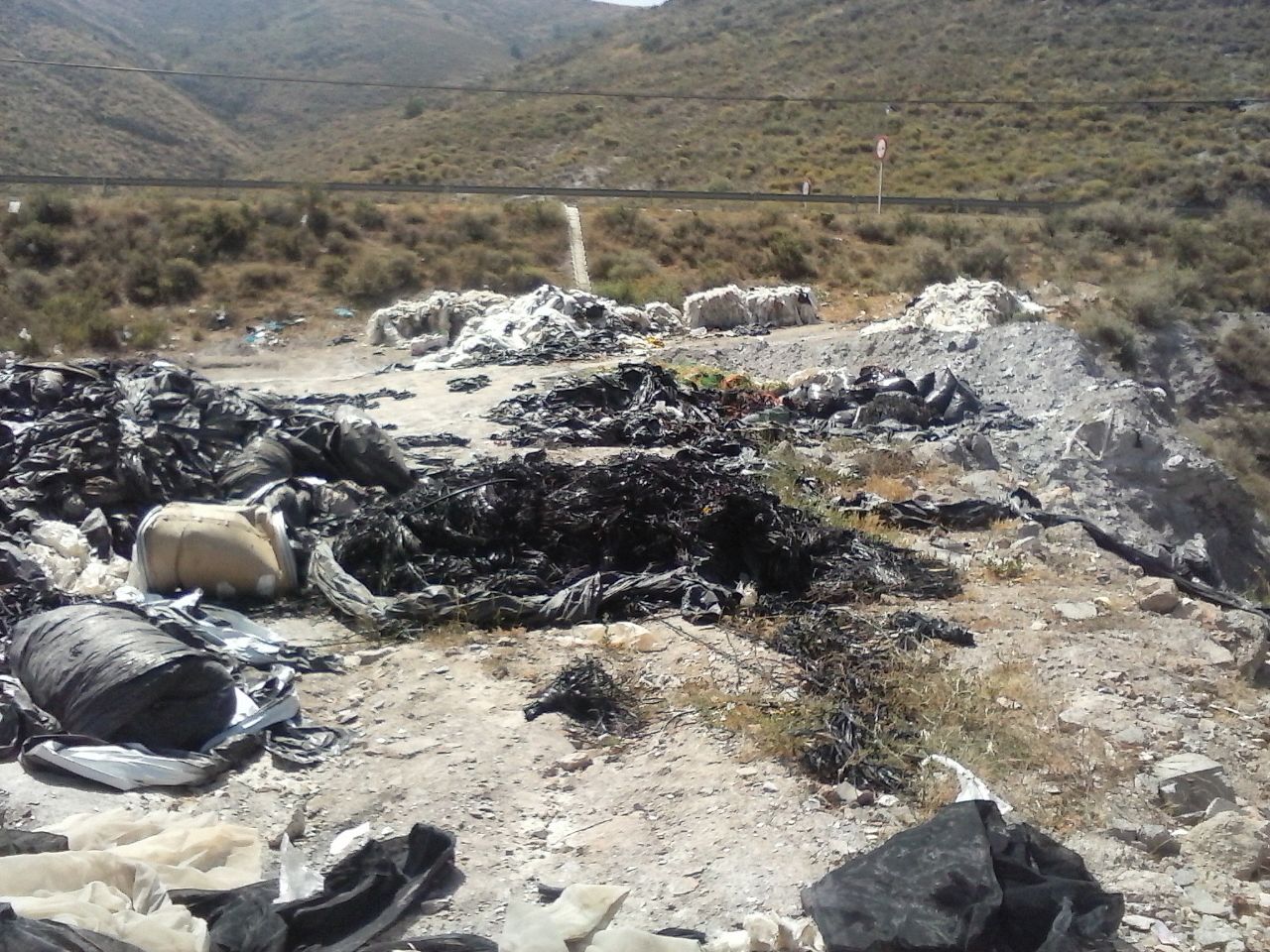 Recogen firmas en Berja para pedir el cierre de un punto limpio «ilegal»