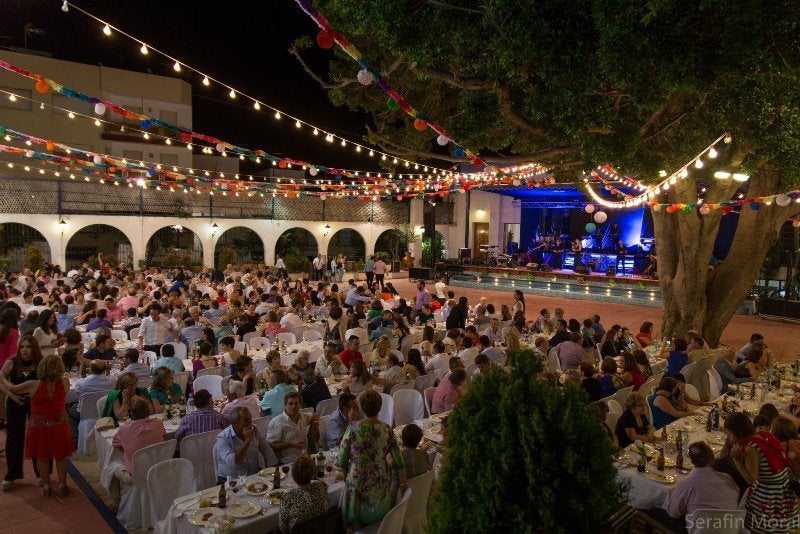El Casino de Dalías inaugura el verano con una fiesta para 800 comensales