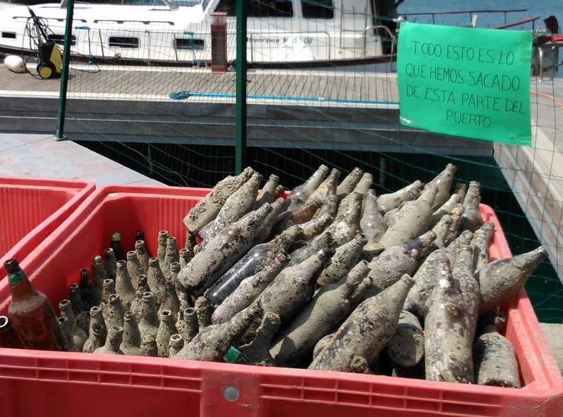 Voluntarios de Promar rastrean el fondo del Puerto de Adra en busca de basura