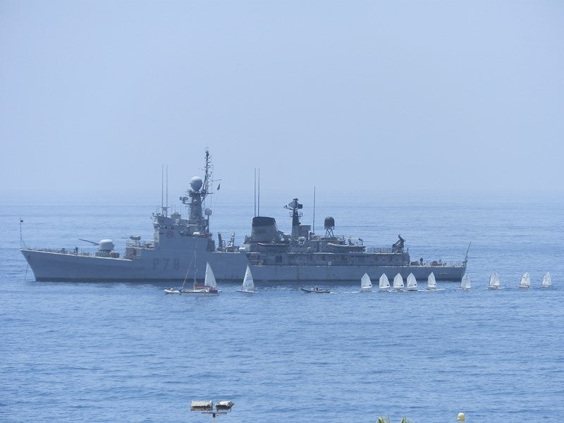 Una patrullera de la Armada Española, en el punto de mira de los bañistas en Adra