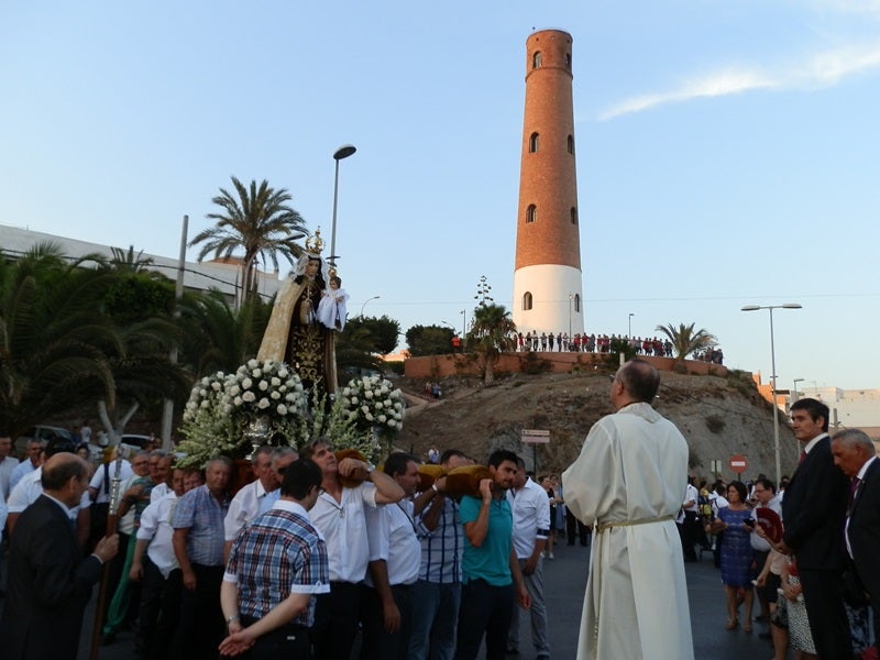 La Virgen del Carmen bendice a los marineros en Adra