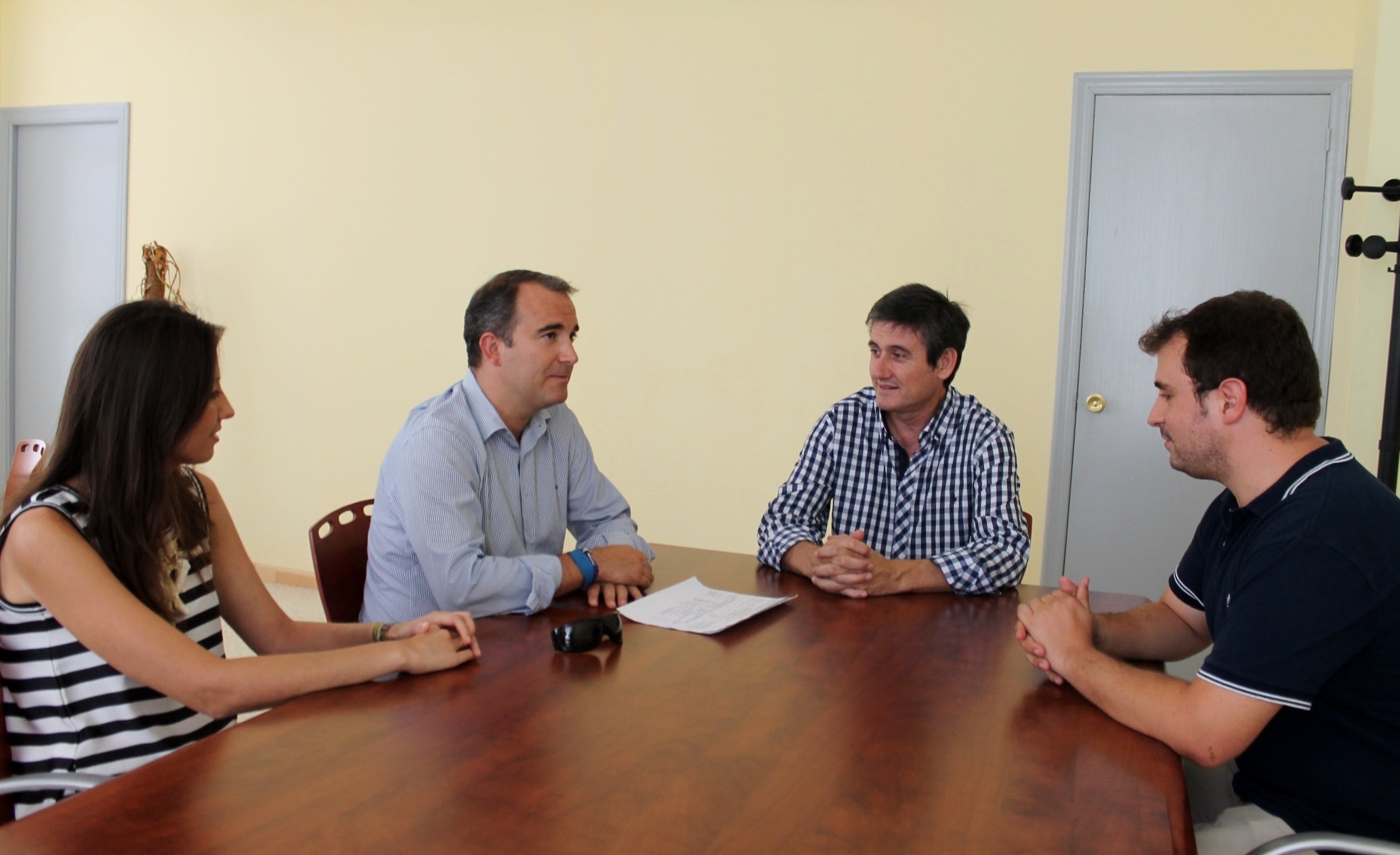 Comerciantes y personas en paro, objetivos de un plan de desarrollo económico en Adra