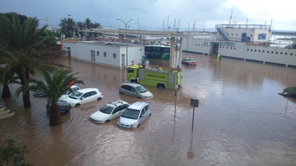 El servicio de emergencias rescata a una treintena de personas en Adra