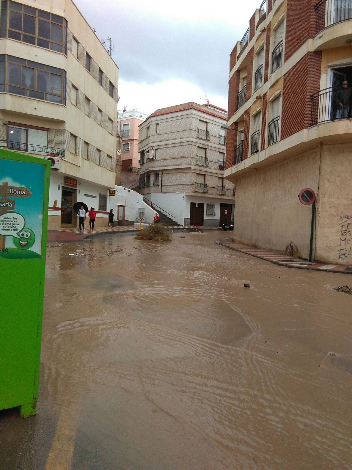 La lluvia obliga a cortar el tráfico en algunas calles de Adra