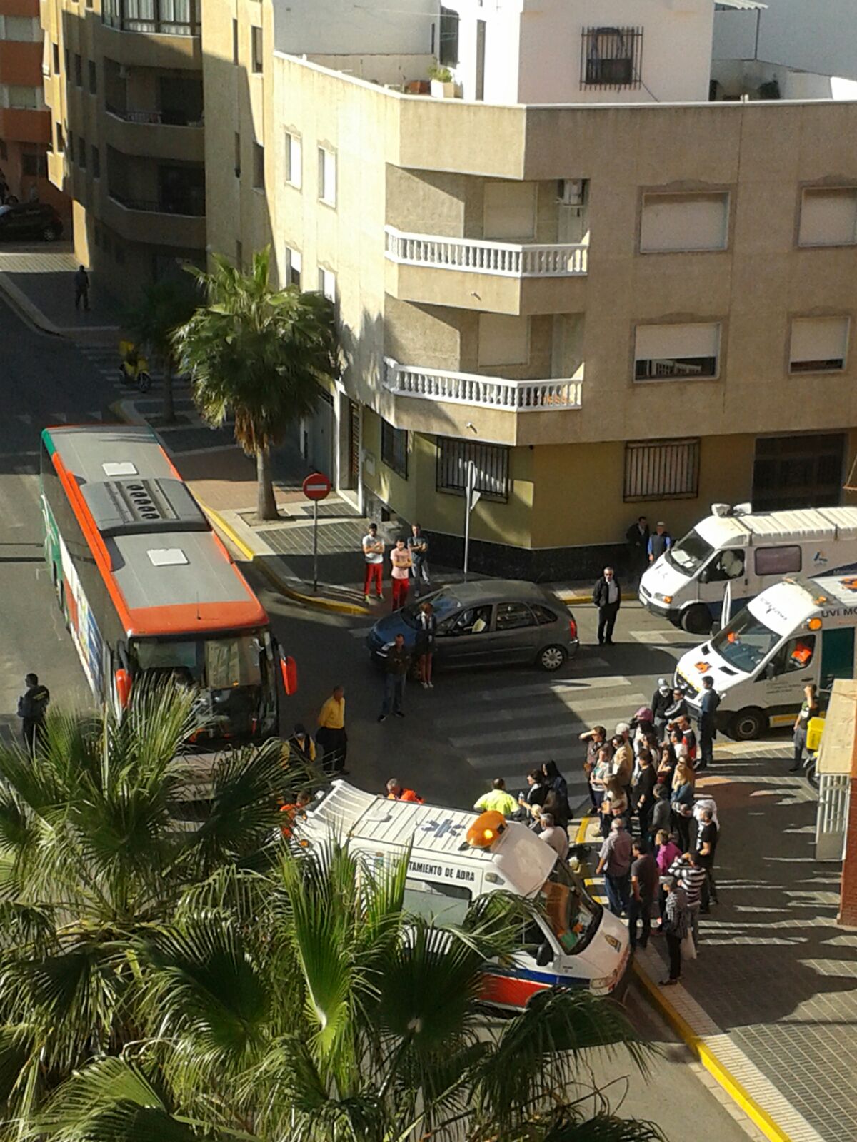 Un herido en un accidente de tráfico en la avenida del Mediterráneo de Adra