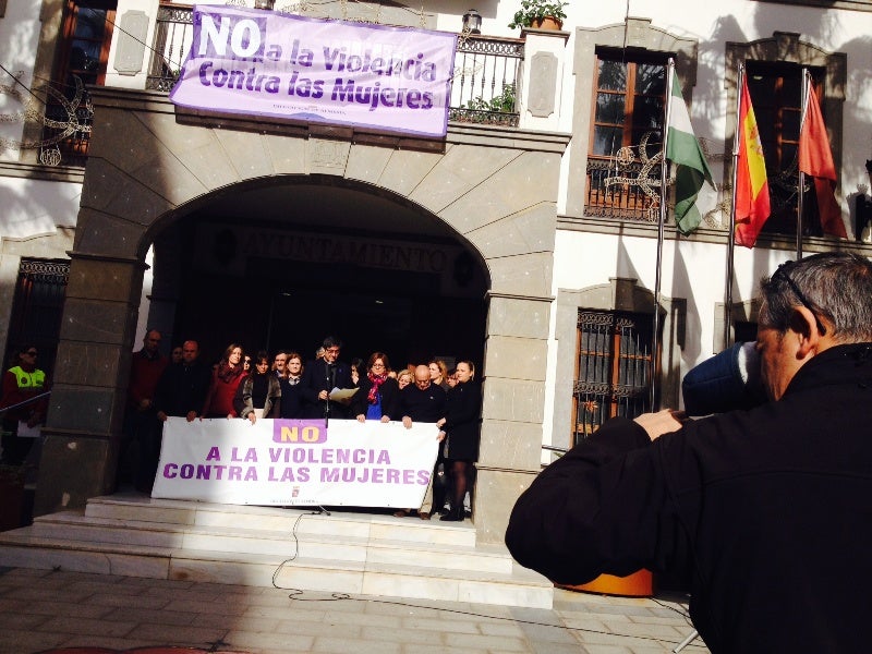 Adra guarda silencio para recordar a Dima y condenar la violencia machista