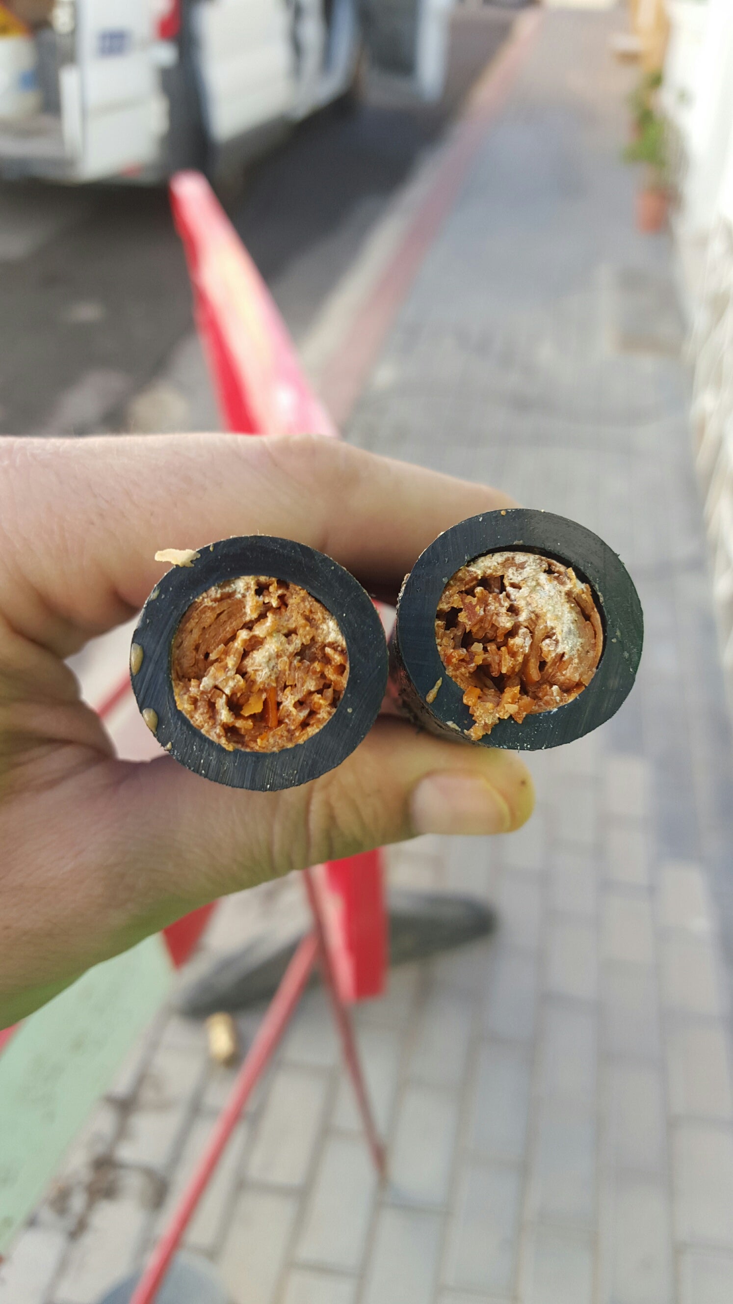 Varios tapones de cal generan  una «oleada» de cortes de agua en Adra