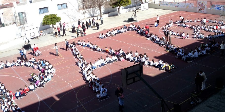 Berja conmemora el Día de la Paz con una marcha a pie con los escolares de la localidad