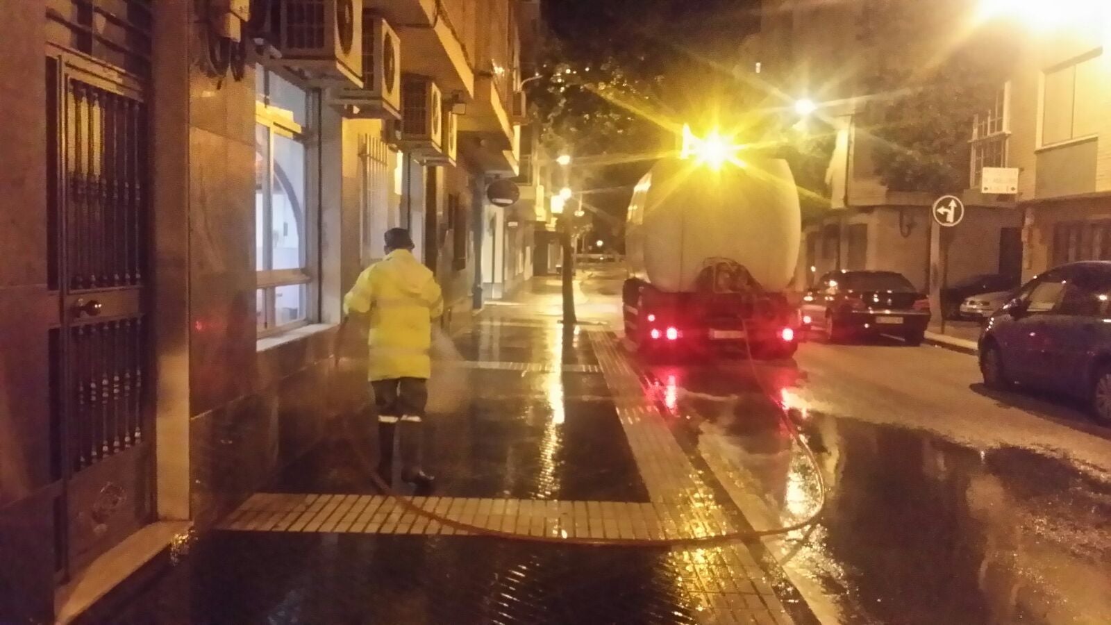 Operarios municipales inician de madrugada un plan para combatir la nube africana