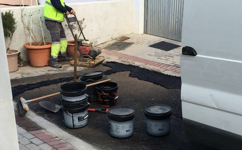 El PSOE tilda de «chapuza» y «apaño» los trabajos de bacheo realizado por Hidralia en Adra