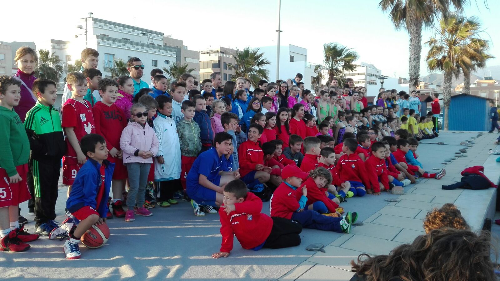 Los niños contagian sus ganas de hacer deporte con una exhibición a pie de calle