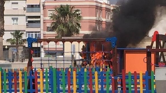 Arde un camión de basura en el paseo marítimo de San Nicolás