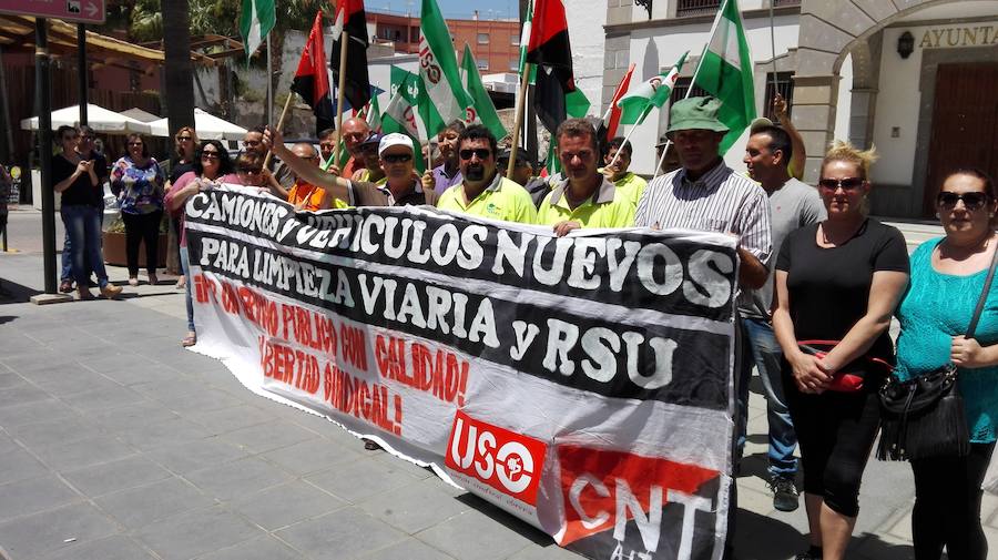 Los camiones de basura «más viejos» de Almería están en Adra, según los sindicatos