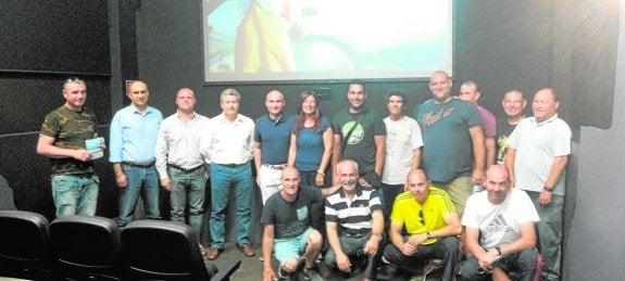 La flota artesanal de Adra, a favor de embarcar a turistas y sentarlos a su mesa
