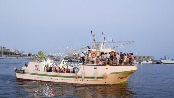 La Virgen del Carmen bendice la bahía de Adra