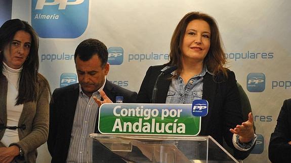 El Ayuntamiento de Adra paga al marido de Carmen Crespo un plus de 600 euros al mes