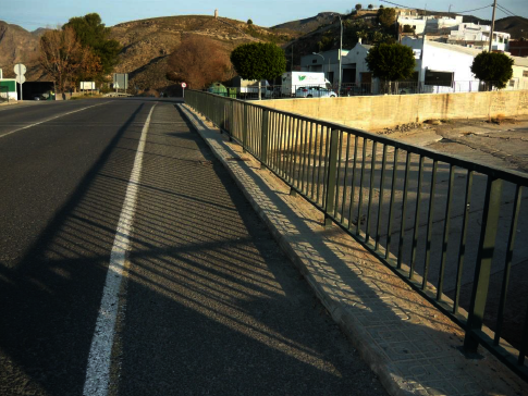 Fomento anuncia desvíos por obras en el puente de la rambla Julvina de Berja