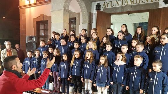 El coro infantil Pedro de Mena inaugura la Navidad