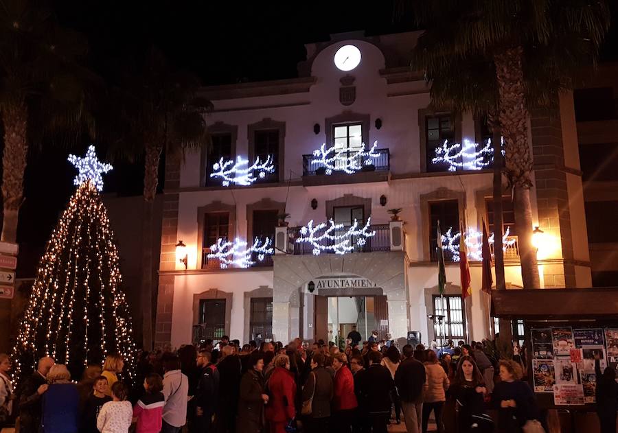 Adra refuerza la iluminación de Navidad con 60.000 bombillas