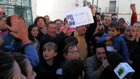 La Plaza Mayor de la Alpujarra se convirtió en una fiesta compartida el pasado 22 de diciembre para celebrar el primer premio del Gordo.