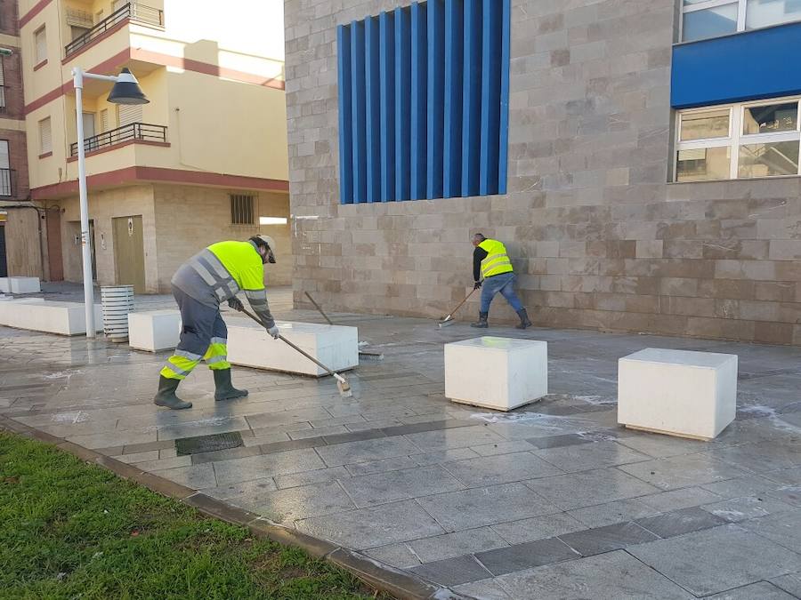 Adra limpia en profundidad calles y plazas