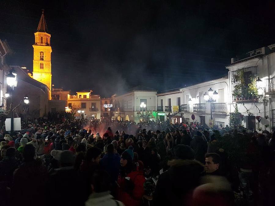 Miles de personas combaten la ola de frío al calor del ‘chisco’ de Fondón