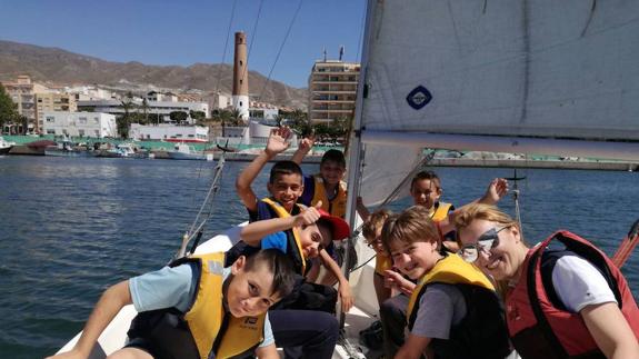 El Club Náutico de Adra 'apadrina' a más de 350 escolares en su primer contacto con el mar