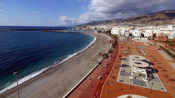 El litoral del Poniente, a examen en una tertulia