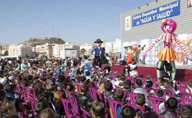 Miltitudinario desfile de carnaval infantil en Albox
