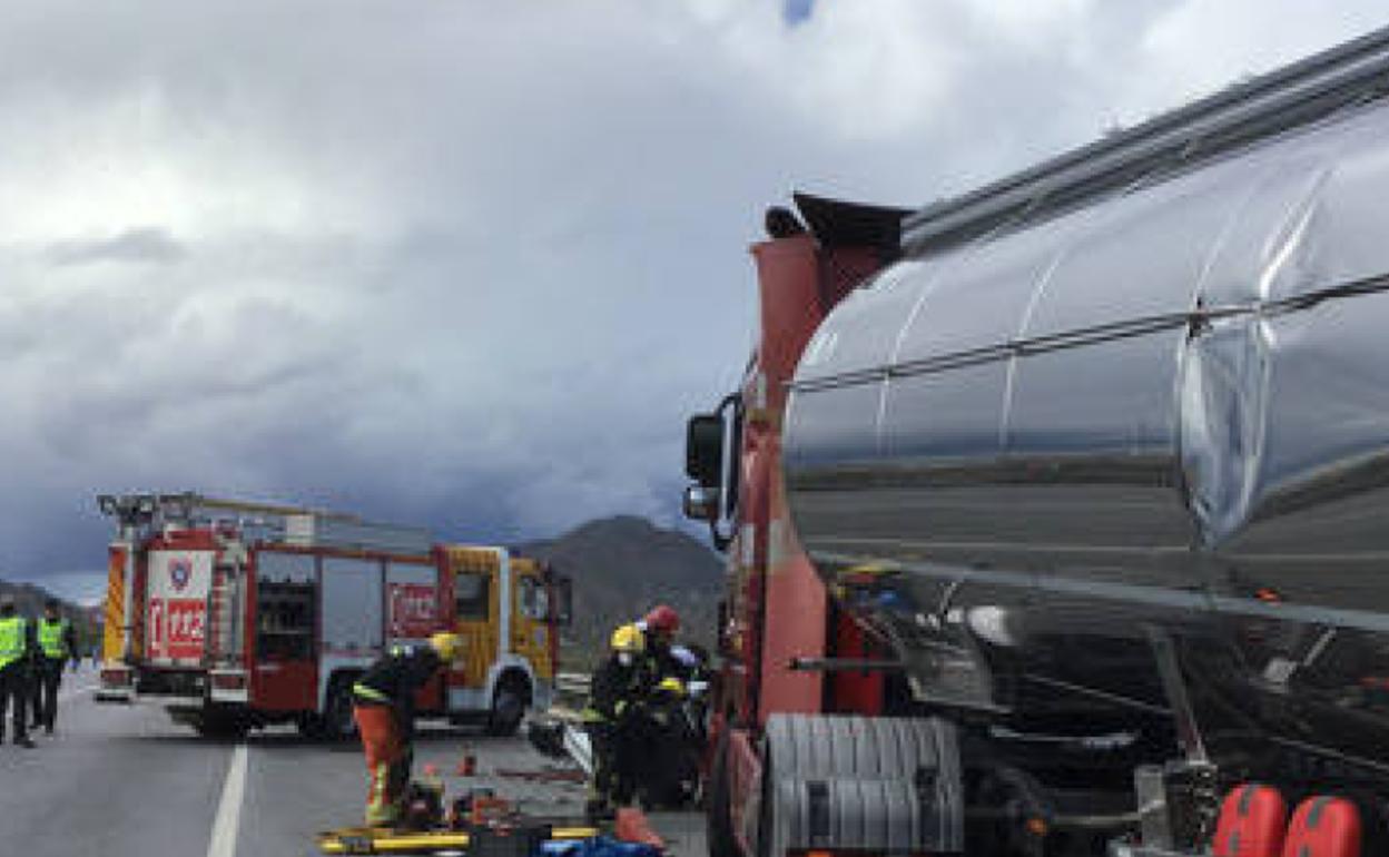 Accidentes de tráfico en Almería | Muere el conductor de un turismo tras chocar con un camión en Zurgena