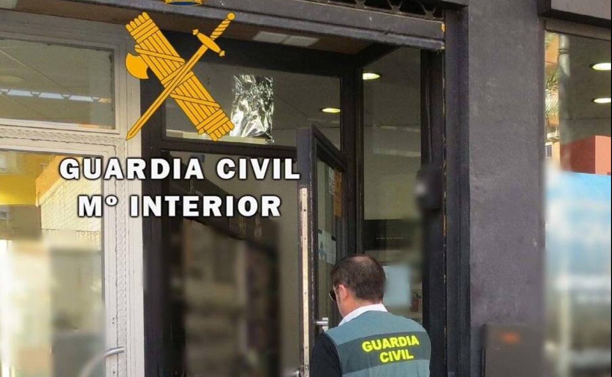 Sucesos en Almería | En prisión por dos robos con arma blanca en locales de Olula del Río