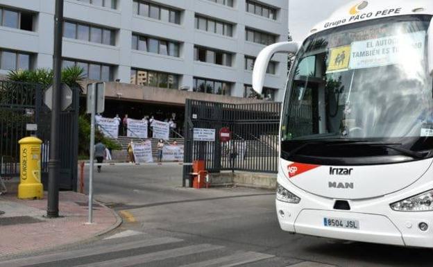 El transporte escolar se prorroga y la nueva licitación queda en suspenso